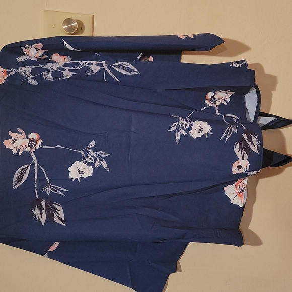 Cute tie blouse - Picture 4 of 4